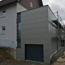 Erweiterung eines bestehenden Wohnhauses mit integrierter Garage in Rietheim