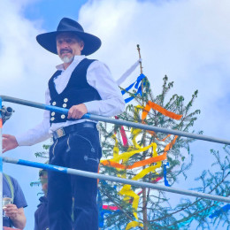 Richtfest eines Einfamilienhauses mit Flachdachgaube - Tuningen